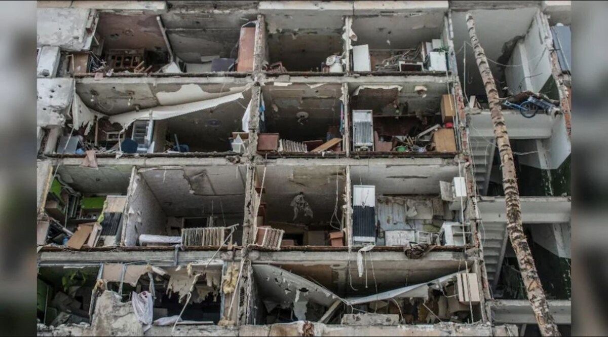 रूस ने आर्ट स्कूल पर बरसाए अंधाधुंध बम, 400 लोग मलबे में दबे! CrimeTak