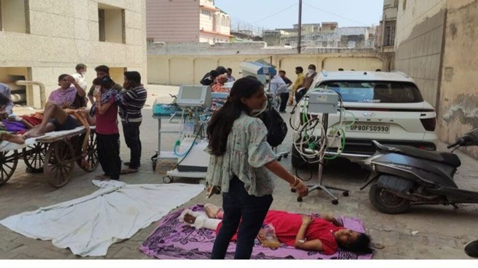 Agra News : आगरा मेडिकल कॉलेज के सुपर स्पेशियलिटी ब्लॉक में धुआं भरा, सड़क पर लाए गए मरीज Agra News : आगरा मेडिकल कॉलेज के सुपर स्पेशियलिटी ब्लॉक में धुआं भरा, सड़क पर लाए गए मरीज