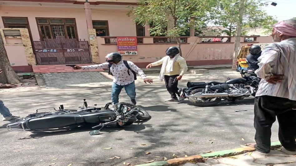 दिनदहाड़े बदमाशों का 'तांडव', बीच सड़क पर पिस्टल तानकर 25 लाख लूट ले गए दिनदहाड़े बदमाशों का 'तांडव', बीच सड़क पर पिस्टल तानकर 25 लाख लूट ले गए