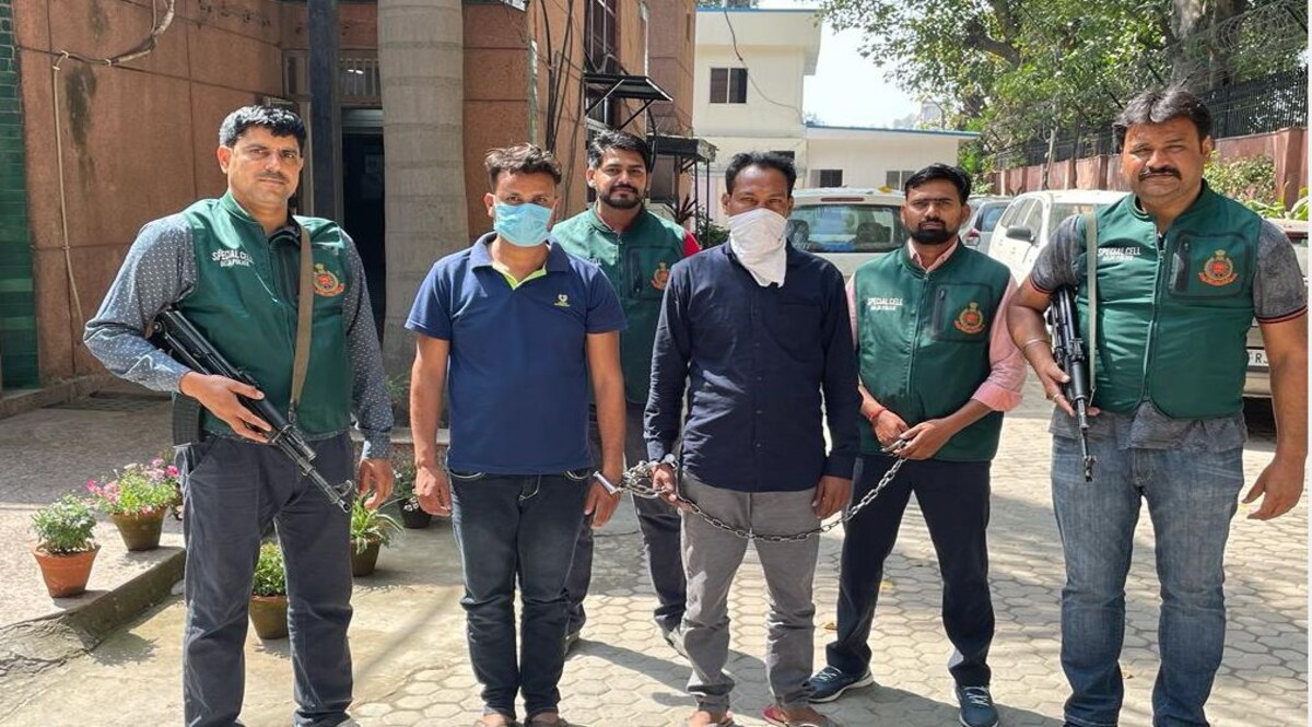 दिल्ली पुलिस ने सुनी वारदात की आहट, बदमाशों को हथियार सप्लाई करने वाले गैंग का पर्दाफ़ाश CrimeTak