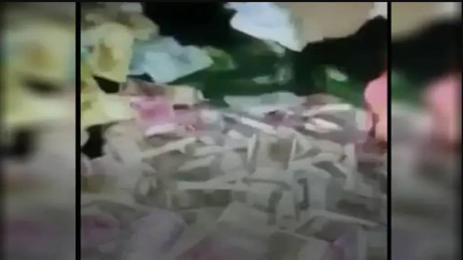 ढोंगी बाबा ने पैसों की बारिश का लालच देकर नाबालिग बच्ची के साथ किया गैंगरेप ढोंगी बाबा ने पैसों की बारिश का लालच देकर नाबालिग बच्ची के साथ किया गैंगरेप