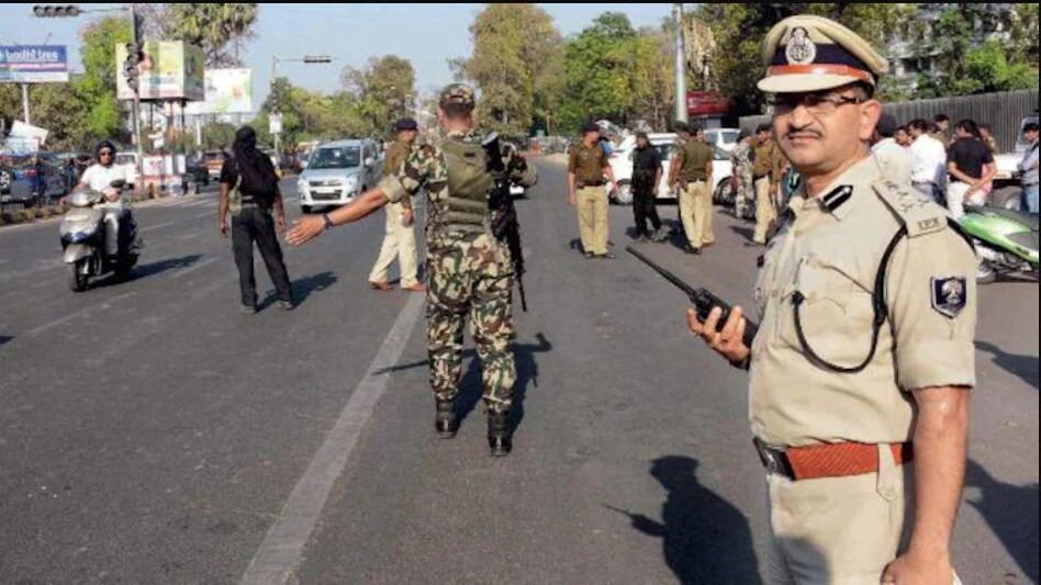 दारोगा ने वसूली के लिए रोकी थी SP की बाइक, SP ने किया दारोगा को खड़े खड़े सस्पेंड दारोगा ने वसूली के लिए रोकी थी SP की बाइक, SP ने किया दारोगा को खड़े खड़े सस्पेंड