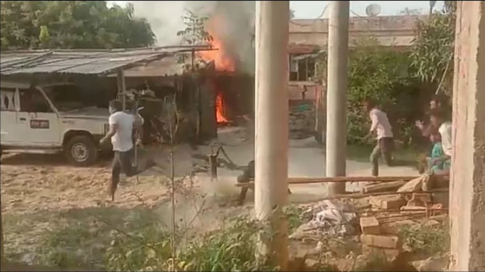 पुलिस कस्टडी में युवक की मौत, गुस्साए लोगों ने फूंक दिया पुलिस स्टेशन पुलिस कस्टडी में युवक की मौत, गुस्साए लोगों ने फूंक दिया पुलिस स्टेशन