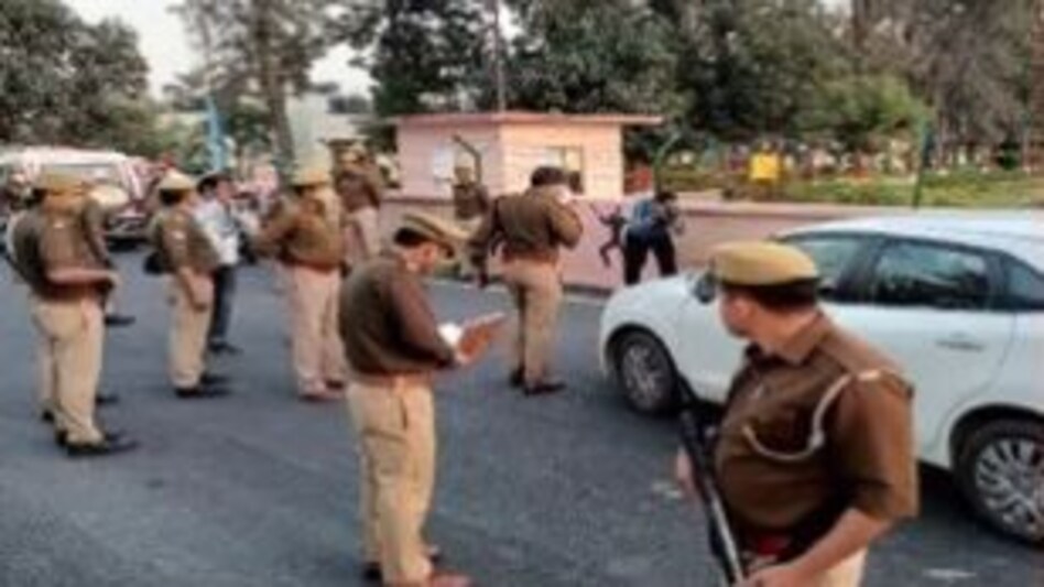 प्रोफ़ेसर पर बीच सड़क बरसाई गोलियां, हाथ जोड़ कर मांगते रहे रहम की भीख प्रोफ़ेसर पर बीच सड़क बरसाई गोलियां, हाथ जोड़ कर मांगते रहे रहम की भीख