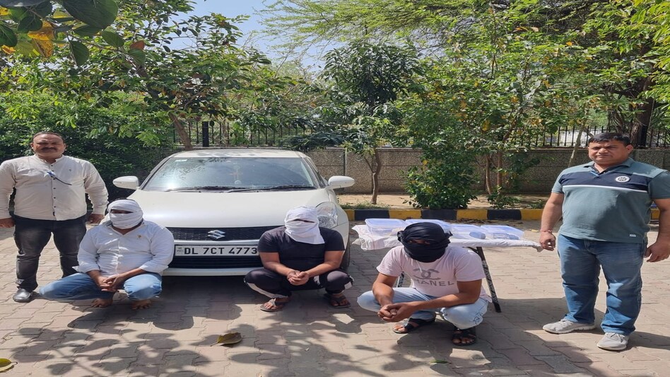 नकली पुलिसवालों को ऐसे पकड़ा दिल्ली की असली पुलिस ने, ये थी लूट की मॉडस ऑपरेंडी नकली पुलिसवालों को ऐसे पकड़ा दिल्ली की असली पुलिस ने, ये थी लूट की मॉडस ऑपरेंडी