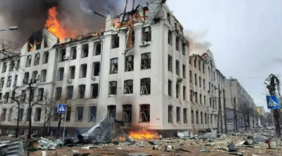 Russia Ukraine War : रूस ने खारकीव में फिर एयर स्ट्राइक की, कई इमारतों में लगी आग CrimeTak