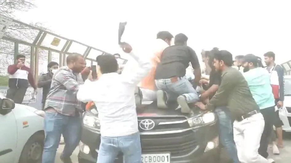 DELHI MINISTER CAR ATTACKED : देखे वीडियो, मंत्री सत्येंद्र जैन के काफिले पर हमला, कार के बोनट पर चढ़े लोग DELHI MINISTER CAR ATTACKED : देखे वीडियो, मंत्री सत्येंद्र जैन के काफिले पर हमला, कार के बोनट पर च...