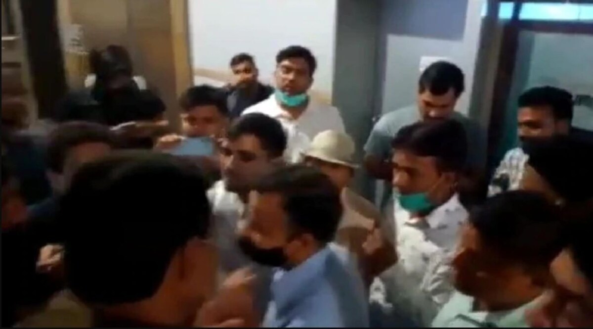 The Kashmir Files शो के दौरान इस मॉल में हुआ हंगामा, लोगों ने लगाया ये आरोप CrimeTak