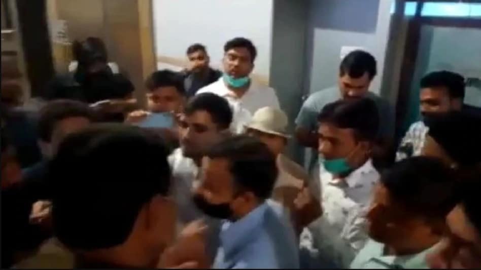 The Kashmir Files शो के दौरान इस मॉल में हुआ हंगामा, लोगों ने लगाया ये आरोप The Kashmir Files शो के दौरान इस मॉल में हुआ हंगामा, लोगों ने लगाया ये आरोप