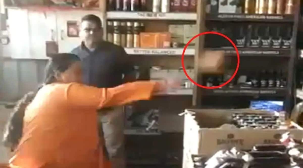 बीजेपी नेता इस वजह से शराब की दुकान में पत्थर फेंककर शराब की बोतलें तोड़ीं, Video Viral CrimeTak