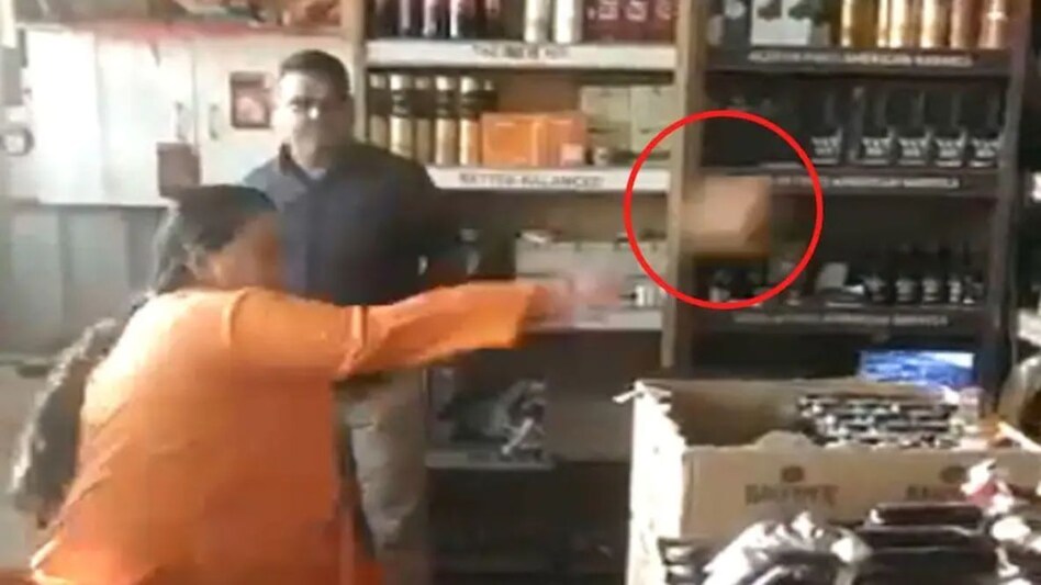 बीजेपी नेता इस वजह से शराब की दुकान में पत्थर फेंककर शराब की बोतलें तोड़ीं, Video Viral बीजेपी नेता इस वजह से शराब की दुकान में पत्थर फेंककर शराब की बोतलें तोड़ीं, Video Viral