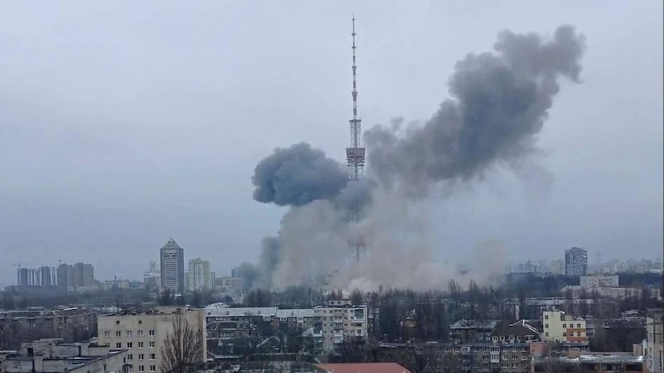 यूक्रेन की राजधानी कीव पर रूस का एयरस्ट्राइक, टीवी टावर उड़ाया, हमले में 8 की मौत यूक्रेन की राजधानी कीव पर रूस का एयरस्ट्राइक, टीवी टावर उड़ाया, हमले में 8 की मौत