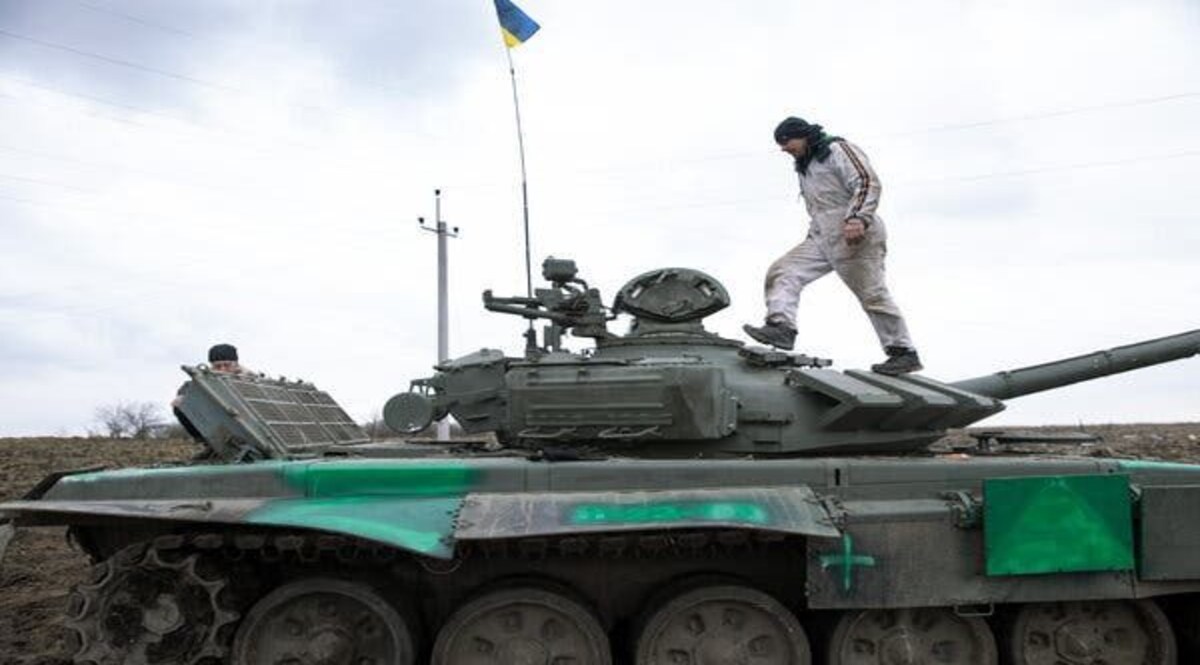 रूसी टैंक पर यूक्रेन के नौजवान की चढ़ाई, सोशल मीडिया पर इसलिए हो रहा वीडियो वायरल CrimeTak