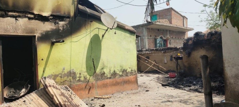 बंगाल में फिर खूनी हिंसा : TMC नेता की बम मार हुई हत्या, भीड़ ने 10 लोगों को जिंदा जला दिया बंगाल में फिर खूनी हिंसा : TMC नेता की बम मार हुई हत्या, भीड़ ने 10 लोगों को जिंदा जला दिया