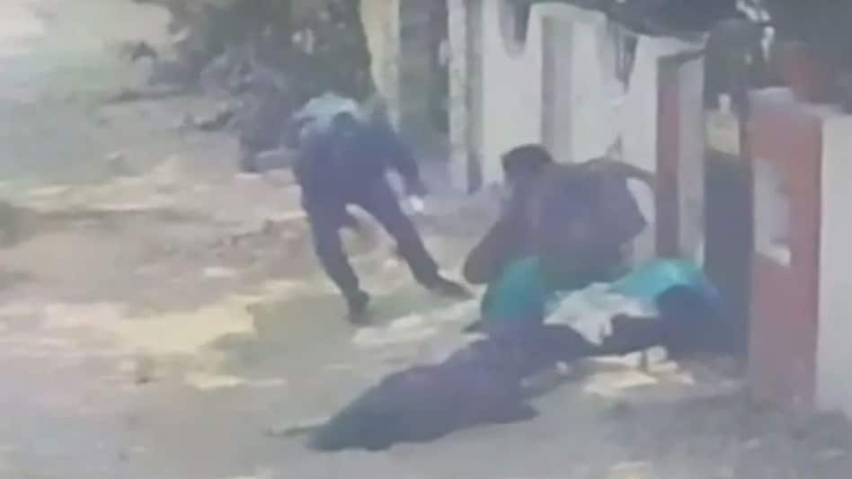 Patna Live Murder : तलाकशुदा बीवी और बेटी की गोली मार पहले हत्या की फिर खुद को गोली से ऐसे उड़ाया Patna Live Murder : तलाकशुदा बीवी और बेटी की गोली मार पहले हत्या की फिर खुद को गोली से ऐसे उड़ाया