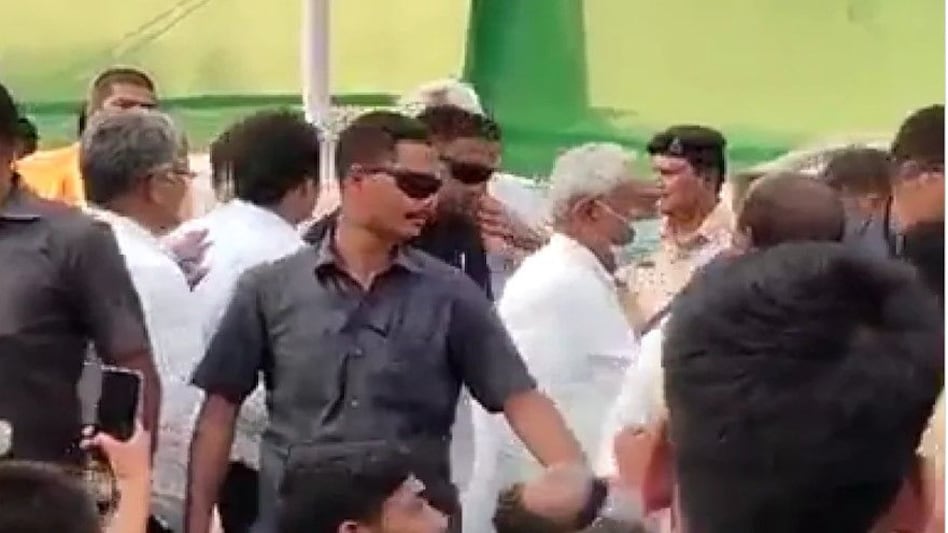 Bihar : सीएम नीतीश कुमार के कार्यक्रम के दौरान पटाखा बम में धमाका, मचा हड़कंप Bihar : सीएम नीतीश कुमार के कार्यक्रम के दौरान पटाखा बम में धमाका, मचा हड़कंप