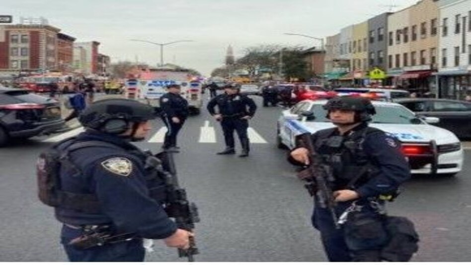 New York Subway Attack: न्यूयॉर्क में दहशत फैलाने वाले की हो गई पहचान,
उस अश्वेत हमलावर की तलाश में निकली FBI New York Subway Attack: न्यूयॉर्क में दहशत फैलाने वाले की हो गई पहचान, उस अश्वेत हमलावर की तलाश मे...
