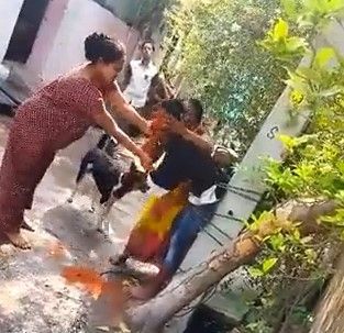 Viral News : गांजे की लत से स्कूल छोड़ गायब हुआ बेटा तो मां ने खंभे में बांध आंखों में रगड़ी लाल मिर्ची CrimeTak