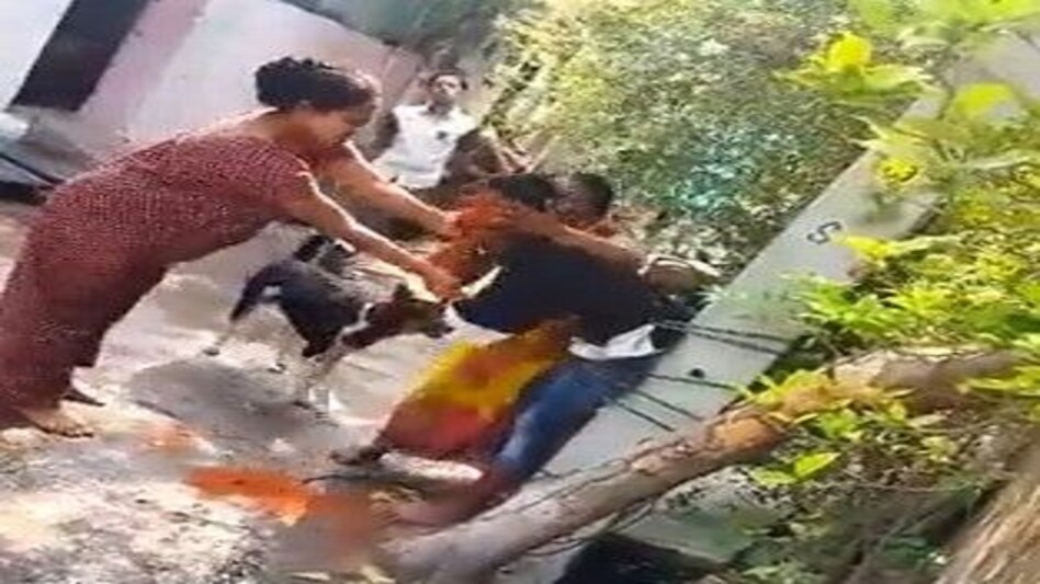 Viral News : गांजे की लत से स्कूल छोड़ गायब हुआ बेटा तो मां ने खंभे में बांध आंखों में रगड़ी लाल मिर्ची Viral News : गांजे की लत से स्कूल छोड़ गायब हुआ बेटा तो मां ने खंभे में बांध आंखों में रगड़ी लाल मि...