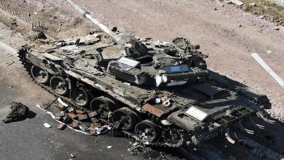 चलता फिरता ताबूत बना रूस का महाबली T-72 टैंक, यूक्रेन की जंग में इसलिए हो गया टांय टांय फिस्स चलता फिरता ताबूत बना रूस का महाबली T-72 टैंक, यूक्रेन की जंग में इसलिए हो गया टांय टांय फिस्स