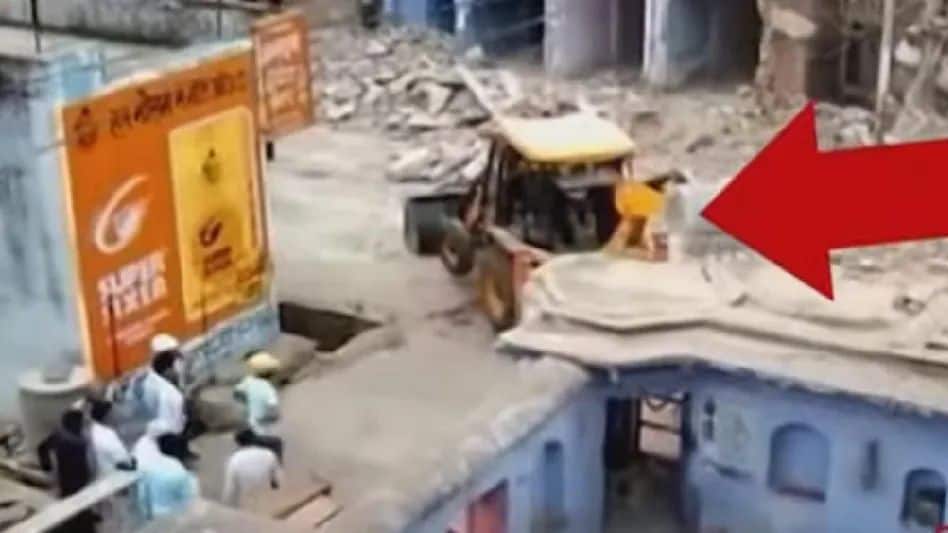 Rajasthan : गहलोत राज में मंदिर पर चला बुलडोजर !
अलवर में 300 साल पुराने मंदिर को तोड़ा Rajasthan : गहलोत राज में मंदिर पर चला बुलडोजर ! अलवर में 300 साल पुराने मंदिर को तोड़ा