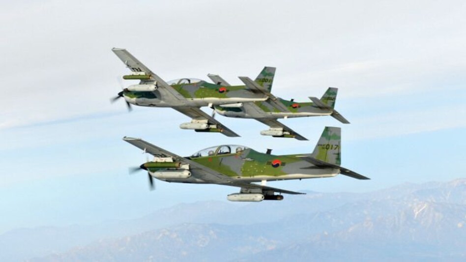 World News: आमने-सामने टकरा गए दो लड़ाकू विमान, तीन लोगों की चली गई जान World News: आमने-सामने टकरा गए दो लड़ाकू विमान, तीन लोगों की चली गई जान