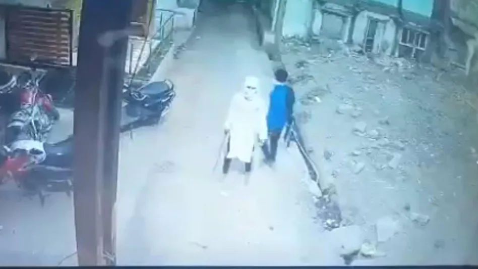 खरगोन हिंसा : तलवार लहराते दिखे उपद्रवी, सामने आया हिंसा-पत्थरबाजी का CCTV फुटेज खरगोन हिंसा : तलवार लहराते दिखे उपद्रवी, सामने आया हिंसा-पत्थरबाजी का CCTV फुटेज