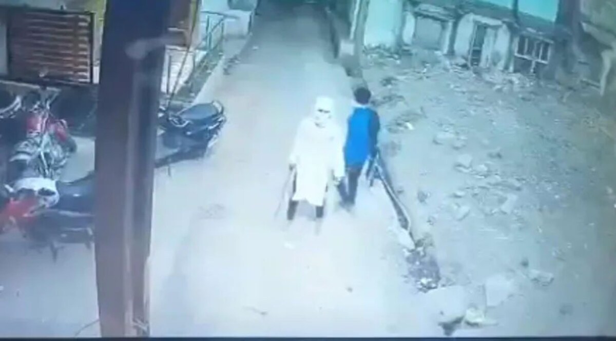 खरगोन हिंसा : तलवार लहराते दिखे उपद्रवी, सामने आया हिंसा-पत्थरबाजी का CCTV फुटेज CrimeTak