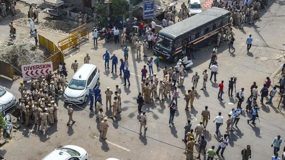 हिंसा की जांच: आरोपियों को नानी याद दिलाने के लिए नानी के घर जा पहुँची क्राइम ब्रांच की टीम हिंसा की जांच: आरोपियों को नानी याद दिलाने के लिए नानी के घर जा पहुँची क्राइम ब्रांच की टीम