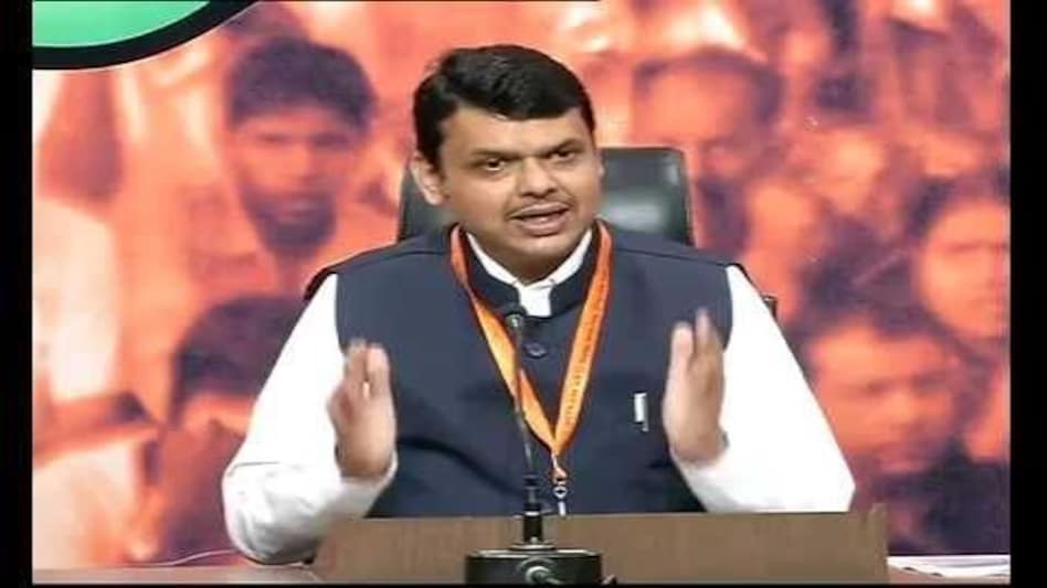 फडणवीस ने राणा दंपती की गिरफ्तारी को 'दुखद' बताया, महाराष्ट्र के लिए शर्मनाक : फडणवीस फडणवीस ने राणा दंपती की गिरफ्तारी को 'दुखद' बताया, महाराष्ट्र के लिए शर्मनाक : फडणवीस