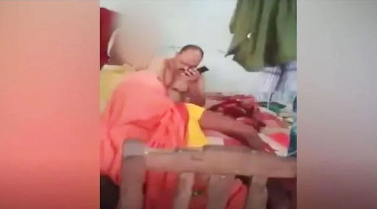 बेशर्म थानेदार ने थाने को बना डाला मसाज पार्लर, वर्दी उतारकर महिला से करवाई मसाज CrimeTak