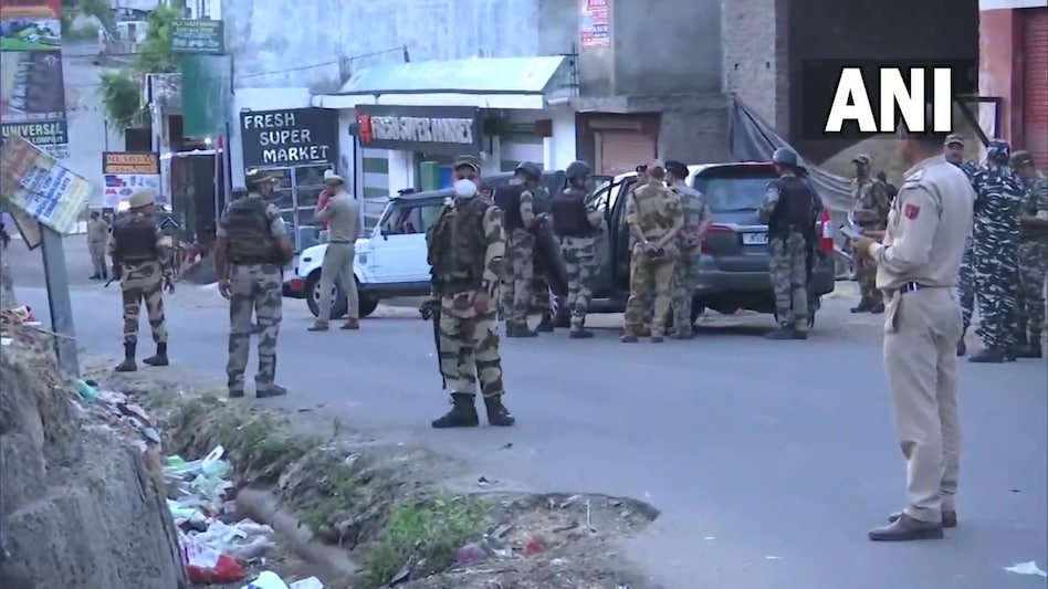 Jammu and Kashmir News: CISF की बस पर आतंकियों ने किया हमला!
एक जवान शहीद, 10 जवान जख्मी Jammu and Kashmir News: CISF की बस पर आतंकियों ने किया हमला!एक जवान शहीद, 10 जवान जख्मी