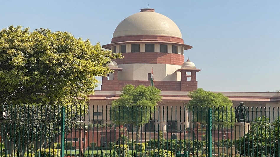 रेप आरोपी की बेल के बाद लगे 'भैया इज बैक' के पोस्टर, SC ने पूछा- किस बात का जश्न मना रहे हो? रेप आरोपी की बेल के बाद लगे 'भैया इज बैक' के पोस्टर, SC ने पूछा- किस बात का जश्न मना रहे हो?
