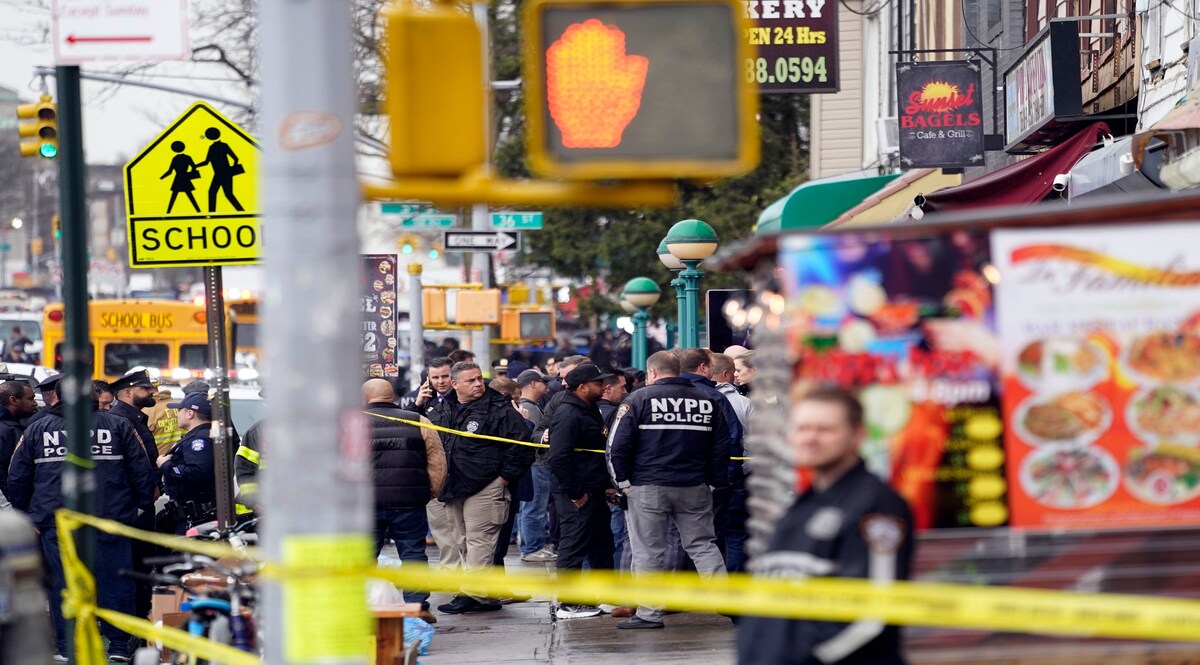 New York Shooting: न्यूयॉर्क में मेट्रो स्टेशन पर हुई ताबड़तोड़ फायरिंग, फायरिंग के पीछे आतंकी साजिश तो नहीं! CrimeTak