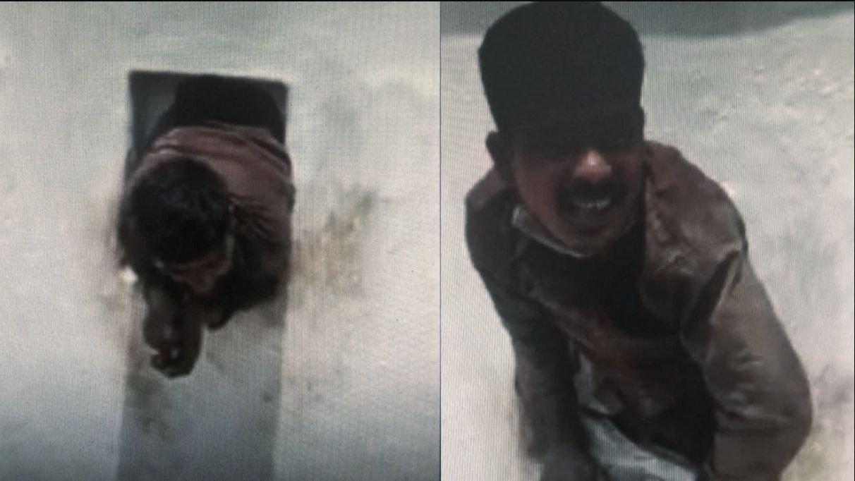 Viral Video : मंदिर की मूर्ति से सोना चुरा खिड़की से निकल रहा ये चोर ऐसे फंसा की वायरल हो गया Viral Video : मंदिर की मूर्ति से सोना चुरा खिड़की से निकल रहा ये चोर ऐसे फंसा की वायरल हो गया