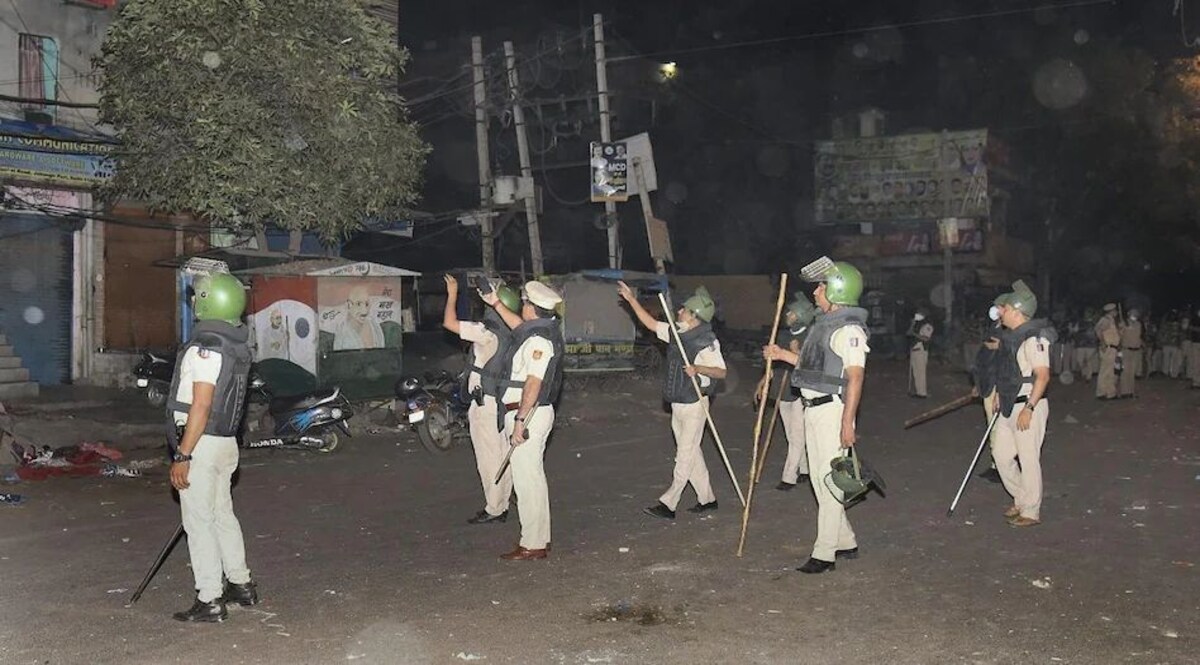 Jahangirpuri Violence : 'घर बंद करके जल्दी से अंदर चले जाओ, ये लोग फालतू का लड़ाई-झगड़ा कर रहे हैं' CrimeTak