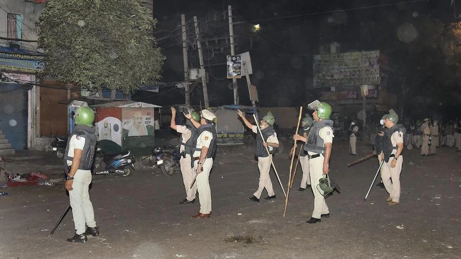 Jahangirpuri Violence : 'घर बंद करके जल्दी से अंदर चले जाओ, ये लोग फालतू का लड़ाई-झगड़ा कर रहे हैं' Jahangirpuri Violence : 'घर बंद करके जल्दी से अंदर चले जाओ, ये लोग फालतू का लड़ाई-झगड़ा कर रहे हैं'