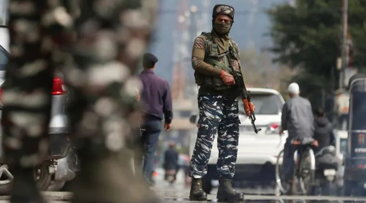 कश्मीर के कुलगाम में आतंकियों ने ड्राइवर को मारी गोली, अनजान आतंकियों के पोस्टर में धमकी CrimeTak