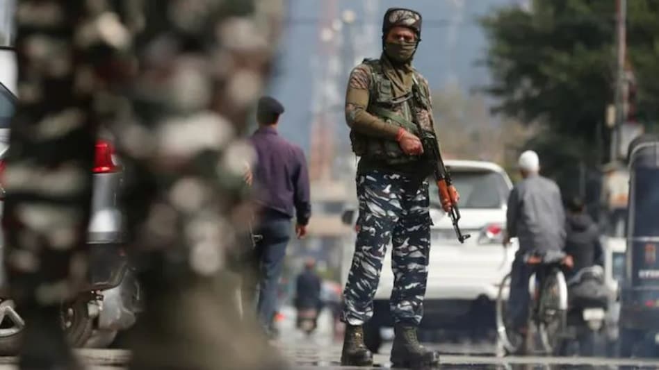 कश्मीर के कुलगाम में आतंकियों ने ड्राइवर को मारी गोली, अनजान आतंकियों के पोस्टर में धमकी कश्मीर के कुलगाम में आतंकियों ने ड्राइवर को मारी गोली, अनजान आतंकियों के पोस्टर में धमकी