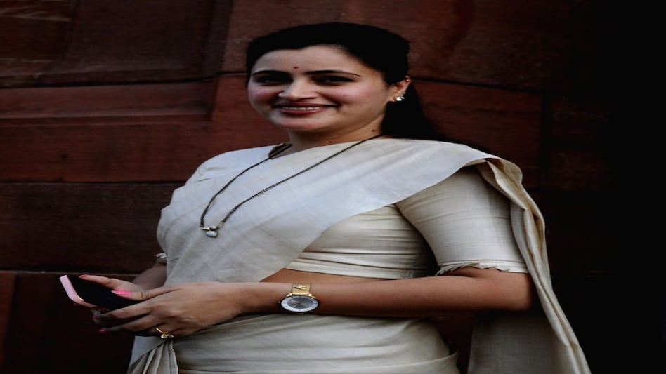 MP Navneet Kaur Rana Case : राणा ने संजय राउत पर परेशान करने का लगाया आरोप MP Navneet Kaur Rana Case : राणा ने संजय राउत पर परेशान करने का लगाया आरोप