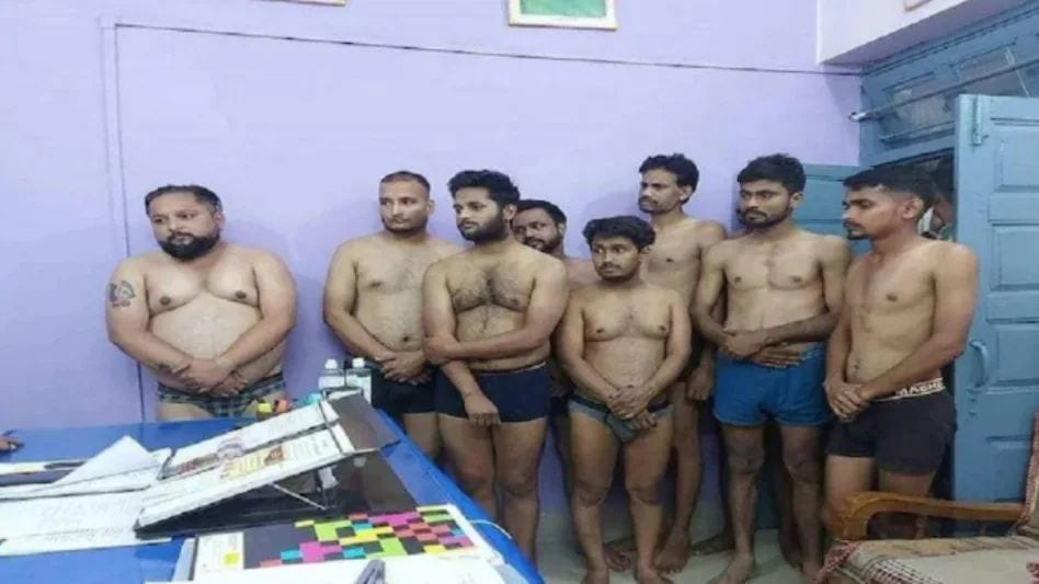 VIRAL PHOTO : कौन है ये लोग जो थाने में अर्धनग्न हालात में खड़े है ? VIRAL PHOTO : कौन है ये लोग जो थाने में अर्धनग्न हालात में खड़े है ?