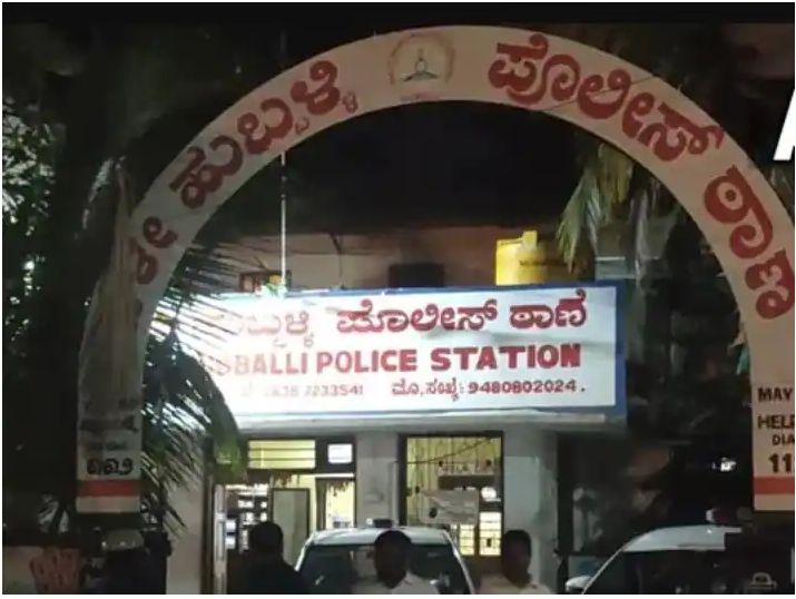 सोशल मीडिया पर पोस्ट को लेकर कर्नाटक के हुबली में हिंसा, 12 पुलिसकर्मी घायल सोशल मीडिया पर पोस्ट को लेकर कर्नाटक के हुबली में हिंसा, 12 पुलिसकर्मी घायल