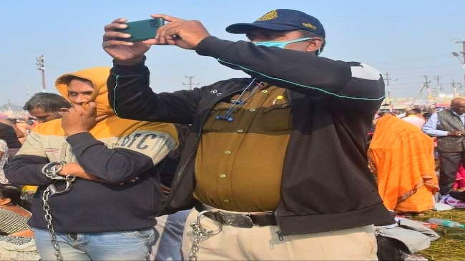 हथकड़ी लगाकर ला रहे आरोपी के साथ पुलिसकर्मियों ने क्यों किया गंगा स्नान? हथकड़ी लगाकर ला रहे आरोपी के साथ पुलिसकर्मियों ने क्यों किया गंगा स्नान?