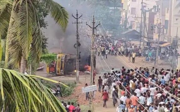 जिले का नाम बदलने से नाराज भीड़ ने मंत्री और विधायक का घर फूंका, बस और पुलिस वैन को भी नहीं छोड़ा, कई पुलिसवाले घायल जिले का नाम बदलने से नाराज भीड़ ने मंत्री और विधायक का घर फूंका, बस और पुलिस वैन को भी नहीं छोड़ा, ...