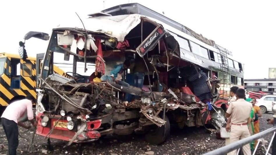 Crime News : गुटखा थूकने के लिए बस ड्राइवर ने बाहर मुंह निकाला, हादसे में 4 की मौत, 10 घायल Crime News : गुटखा थूकने के लिए बस ड्राइवर ने बाहर मुंह निकाला, हादसे में 4 की मौत, 10 घायल