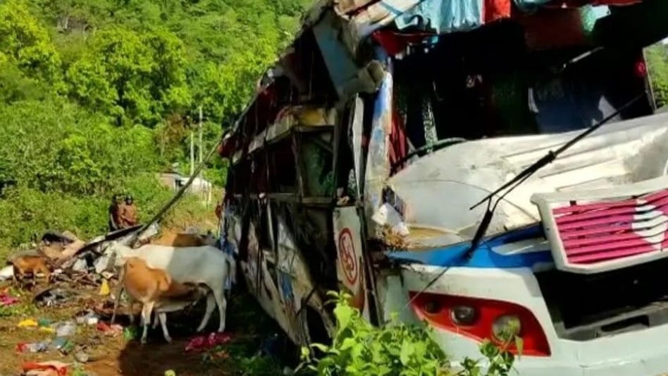 Crime News : ओडिशा में सड़क हादसे में बंगाल के 6 पर्यटकों की मौत, 40 घायल Crime News : ओडिशा में सड़क हादसे में बंगाल के 6 पर्यटकों की मौत, 40 घायल