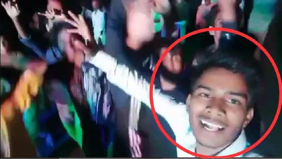 डांस करते-करते लड़के की निकल गई जान, डॉक्टर बोले- DJ के लाउड म्यूजिक से गई जान डांस करते-करते लड़के की निकल गई जान, डॉक्टर बोले- DJ के लाउड म्यूजिक से गई जान