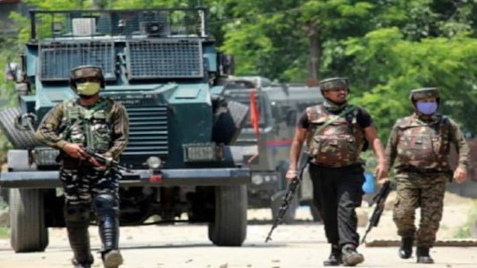 जम्मू-कश्मीर : कुलगाम में सुरक्षाबलों और आतंकवादियों के बीच मुठभेड़ जारी जम्मू-कश्मीर : कुलगाम में सुरक्षाबलों और आतंकवादियों के बीच मुठभेड़ जारी