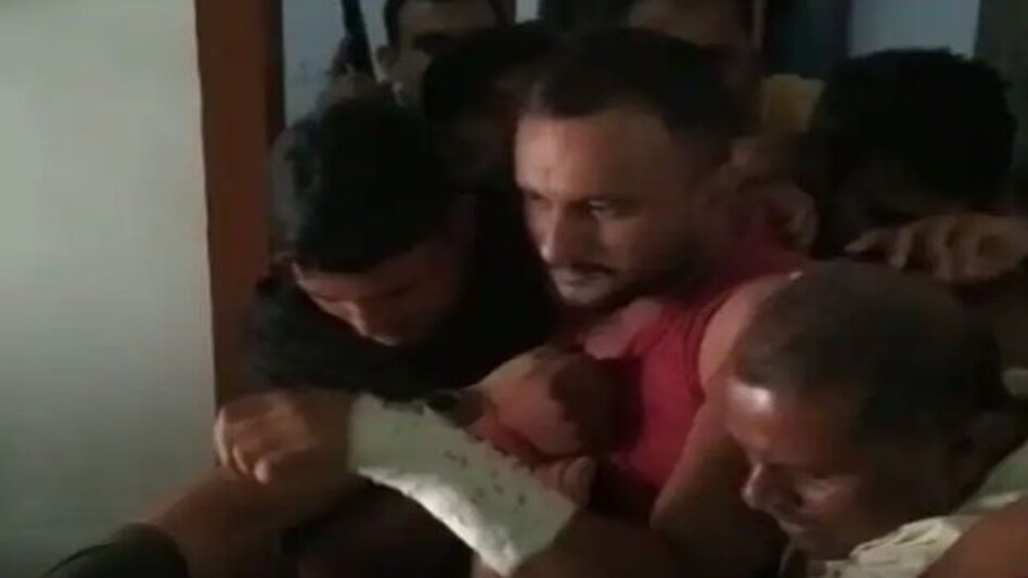 गोलियों पर लिखे नाम, परिवार को बनाया बंधक और पूछने पर कहा ये मेरा पर्सनल मामला है गोलियों पर लिखे नाम, परिवार को बनाया बंधक और पूछने पर कहा ये मेरा पर्सनल मामला है