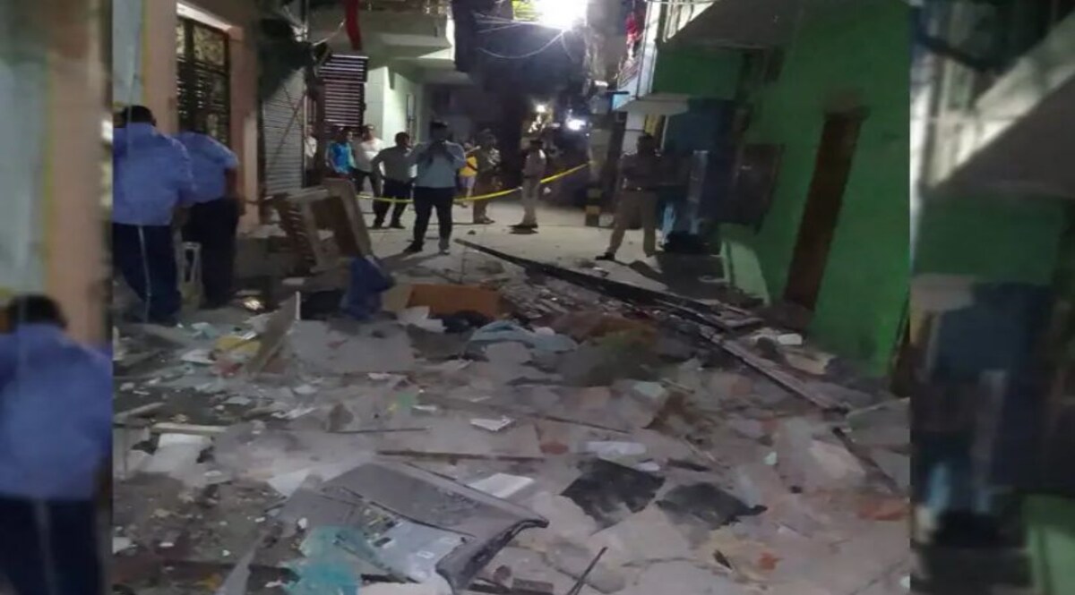 दिल्ली के छतरपुर में धमाके से हड़कंप, खिड़की से निकलकर एसी छत पर पहुँचा, पानी की टंकी फटी CrimeTak